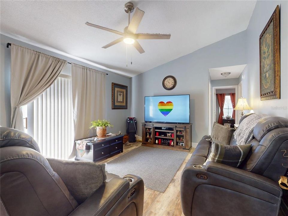 Active With Contract: $225,000 (3 beds, 2 baths, 1071 Square Feet)