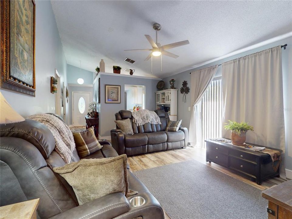 Active With Contract: $225,000 (3 beds, 2 baths, 1071 Square Feet)