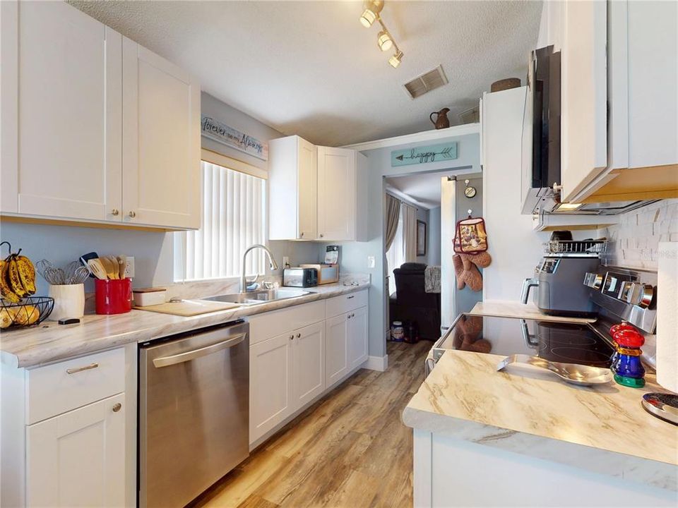 Active With Contract: $225,000 (3 beds, 2 baths, 1071 Square Feet)