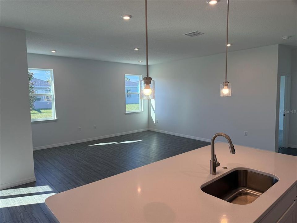 出租: $2,145 (4 贝兹, 2 浴室, 1839 平方英尺)