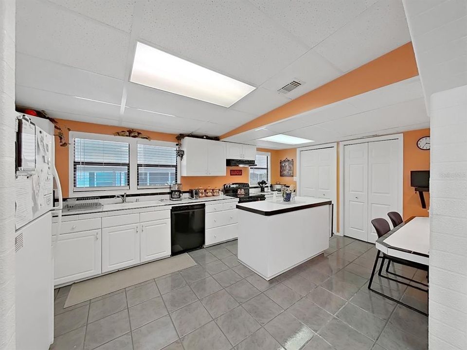 Active With Contract: $189,900 (2 beds, 2 baths, 1680 Square Feet)