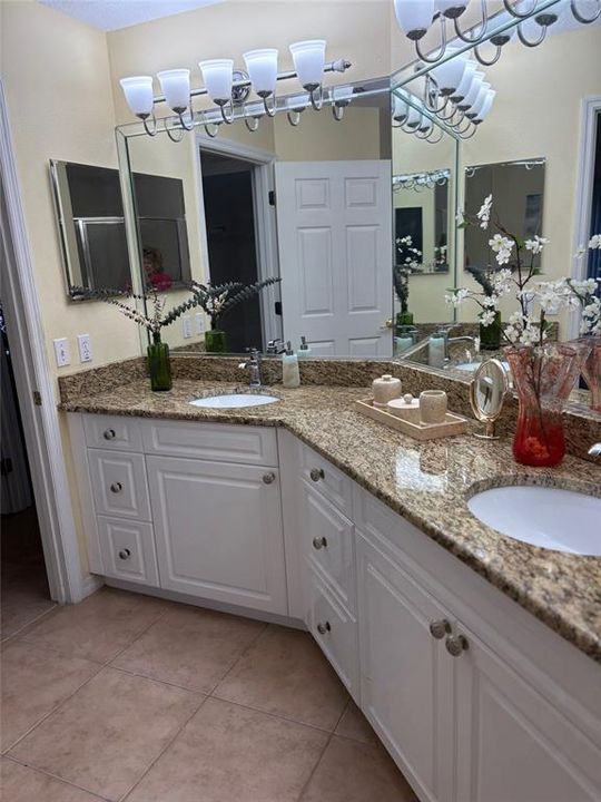 合同活跃: $370,000 (2 贝兹, 2 浴室, 1389 平方英尺)