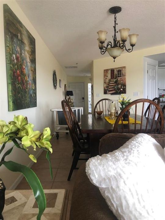 合同活跃: $370,000 (2 贝兹, 2 浴室, 1389 平方英尺)