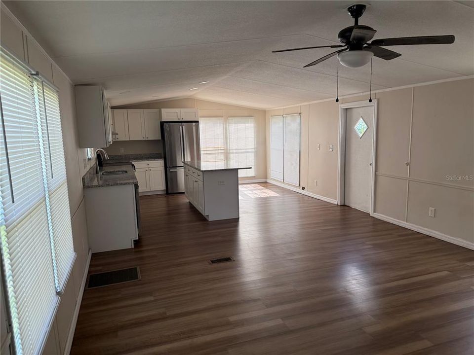 待售: $189,900 (2 贝兹, 2 浴室, 1216 平方英尺)