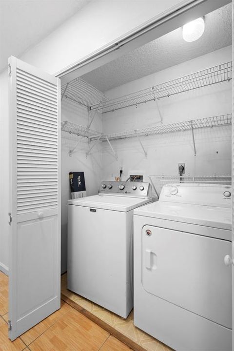 На продажу: $305,000 (3 спален, 2 ванн, 1356 Квадратных фут)