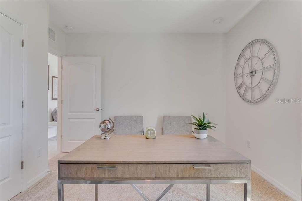 Под контрактом: $442,990 (5 спален, 3 ванн, 2601 Квадратных фут)