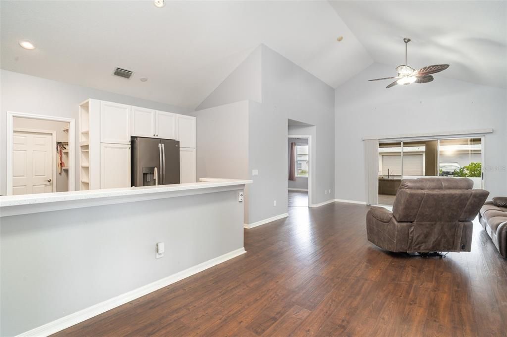 Под контрактом: $200,000 (2 спален, 2 ванн, 1304 Квадратных фут)