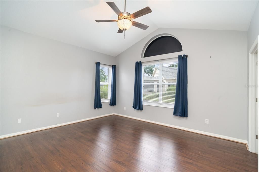 Под контрактом: $200,000 (2 спален, 2 ванн, 1304 Квадратных фут)