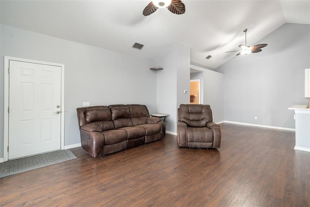 Под контрактом: $200,000 (2 спален, 2 ванн, 1304 Квадратных фут)