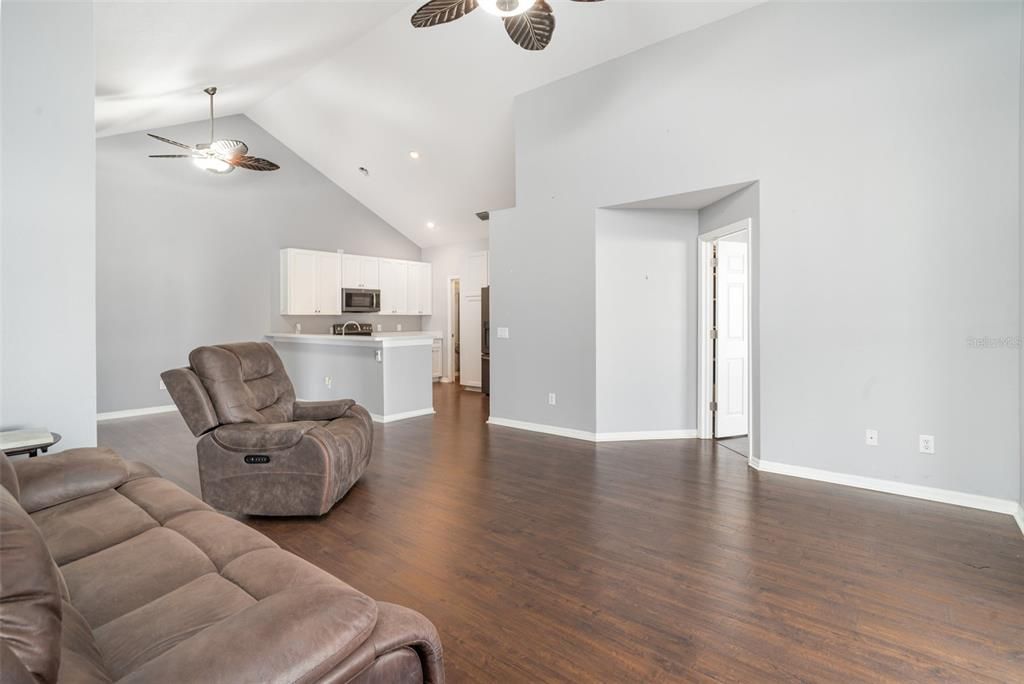 Под контрактом: $200,000 (2 спален, 2 ванн, 1304 Квадратных фут)