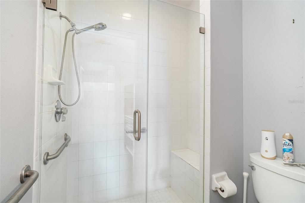 Под контрактом: $200,000 (2 спален, 2 ванн, 1304 Квадратных фут)