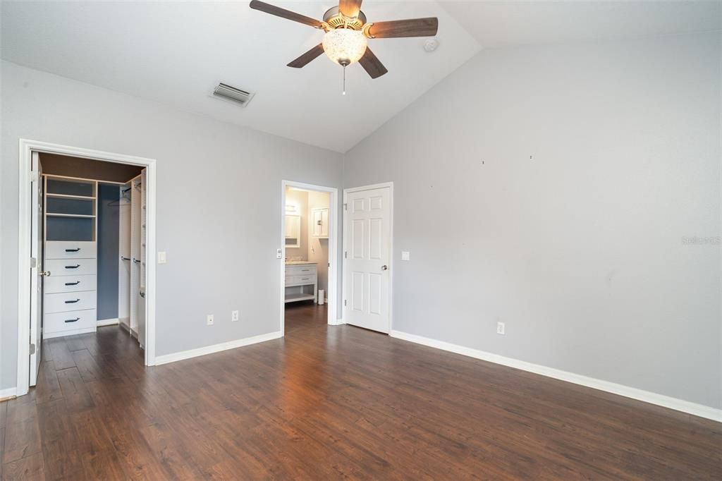 Под контрактом: $200,000 (2 спален, 2 ванн, 1304 Квадратных фут)