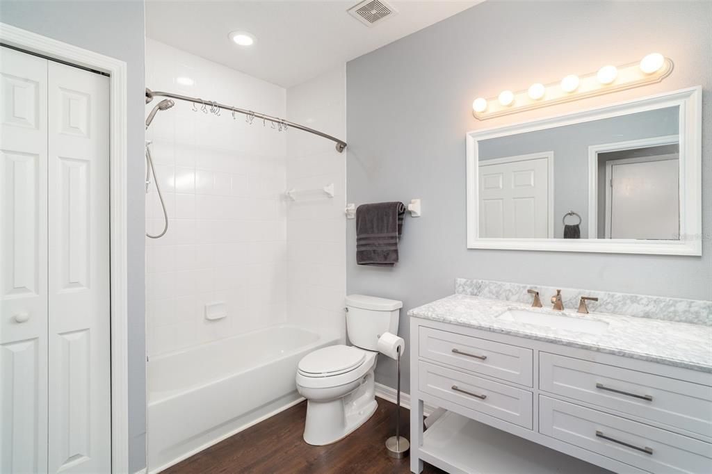 Под контрактом: $200,000 (2 спален, 2 ванн, 1304 Квадратных фут)