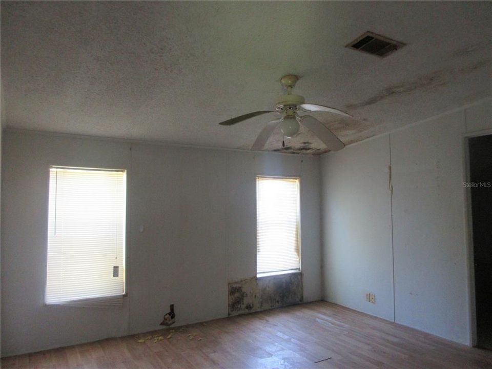 Active With Contract: $55,000 (3 beds, 2 baths, 1296 Square Feet)