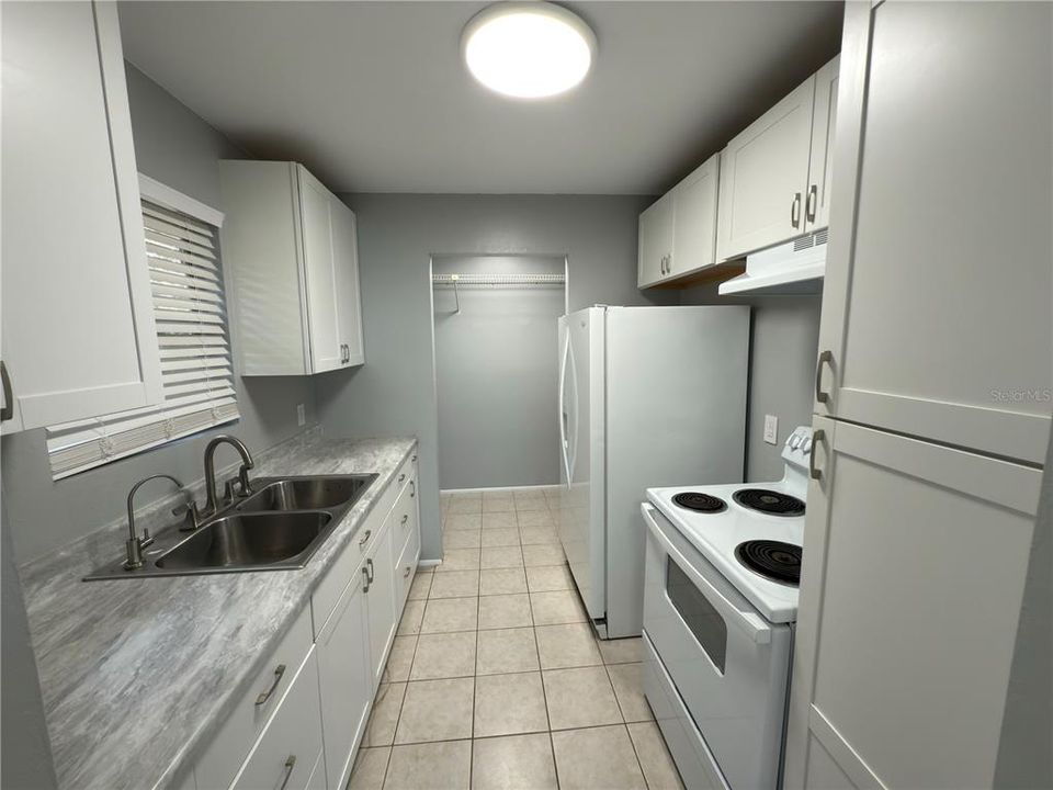 合同活跃: $800,000 (4 贝兹, 2 浴室, 1860 平方英尺)