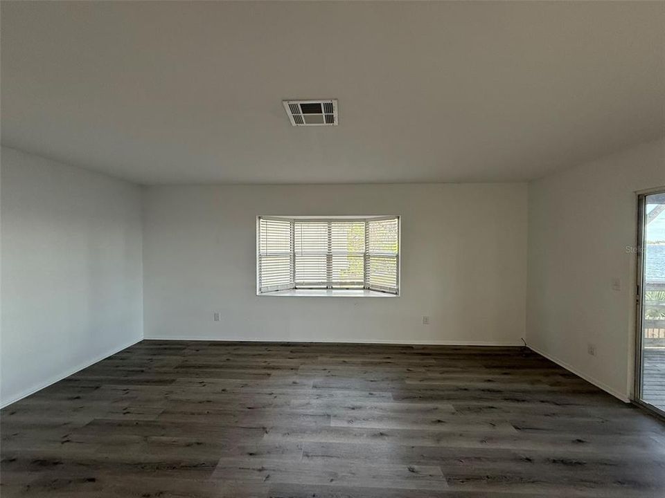 合同活跃: $800,000 (4 贝兹, 2 浴室, 1860 平方英尺)