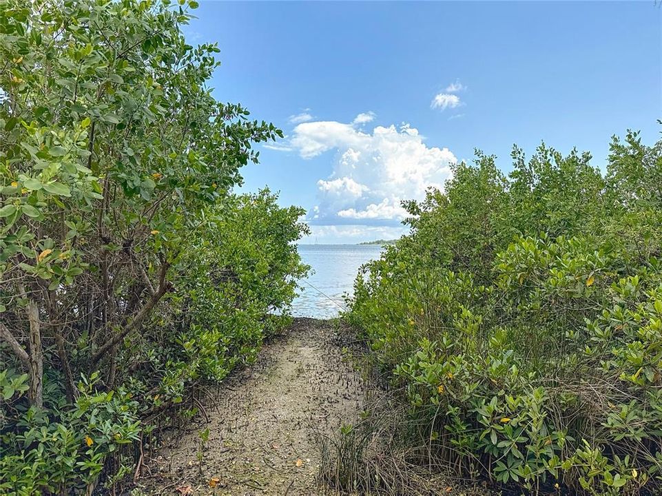 合同活跃: $800,000 (4 贝兹, 2 浴室, 1860 平方英尺)