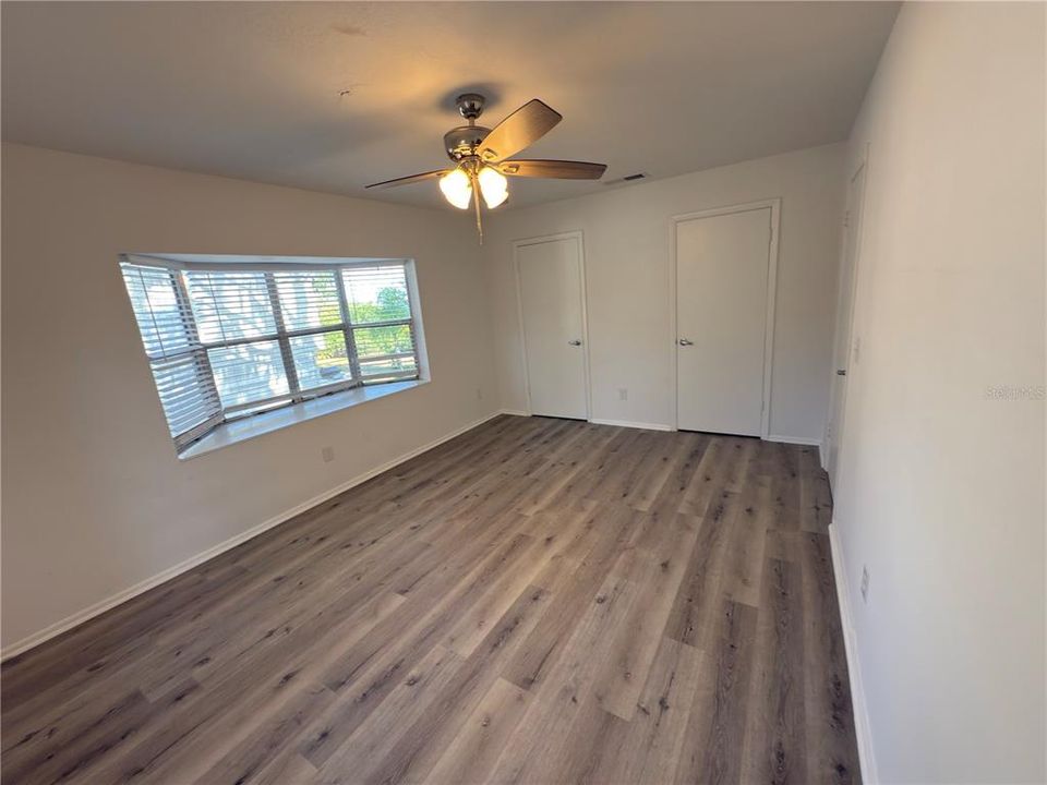 合同活跃: $800,000 (4 贝兹, 2 浴室, 1860 平方英尺)