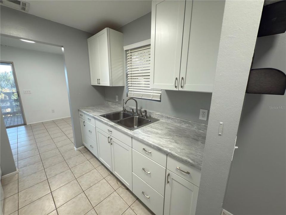 合同活跃: $800,000 (4 贝兹, 2 浴室, 1860 平方英尺)