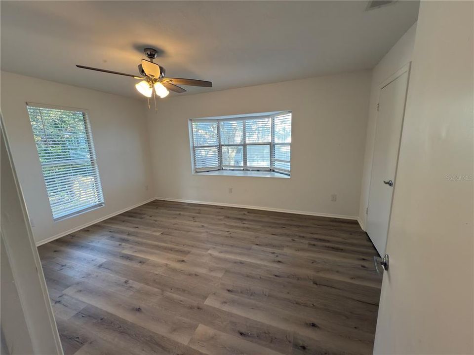 合同活跃: $800,000 (4 贝兹, 2 浴室, 1860 平方英尺)