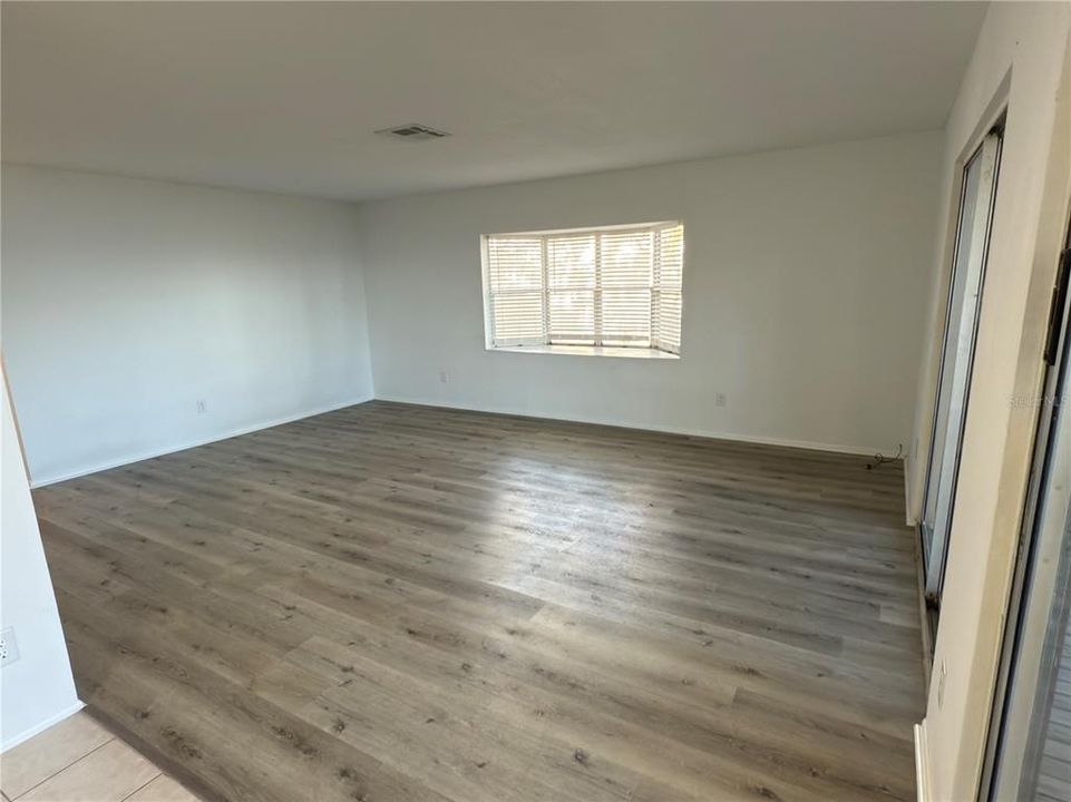 合同活跃: $800,000 (4 贝兹, 2 浴室, 1860 平方英尺)