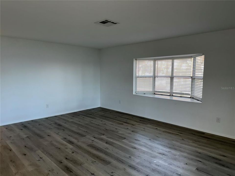 合同活跃: $800,000 (4 贝兹, 2 浴室, 1860 平方英尺)