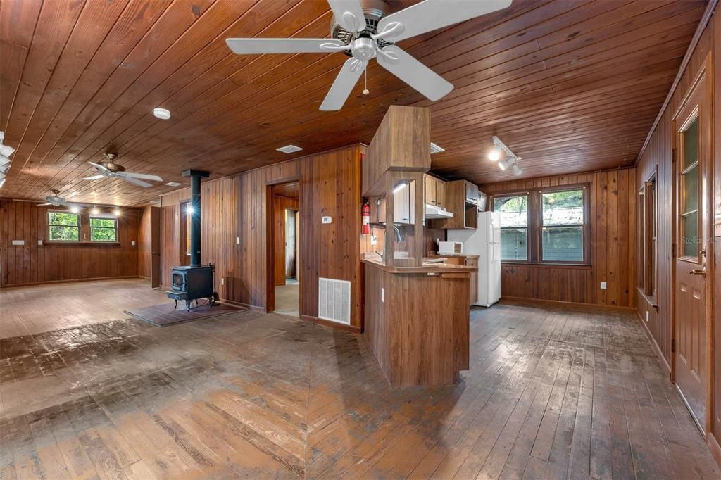 Active With Contract: $510,000 (2 beds, 1 baths, 1008 Square Feet)