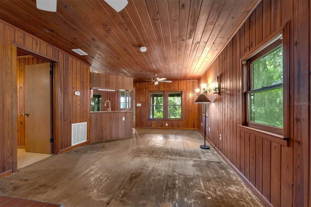 Active With Contract: $510,000 (2 beds, 1 baths, 1008 Square Feet)