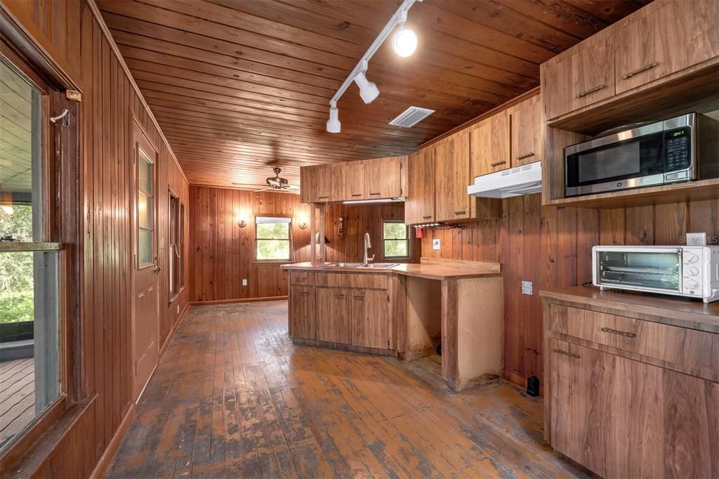 Active With Contract: $510,000 (2 beds, 1 baths, 1008 Square Feet)