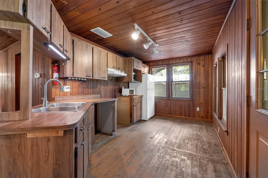 Active With Contract: $510,000 (2 beds, 1 baths, 1008 Square Feet)