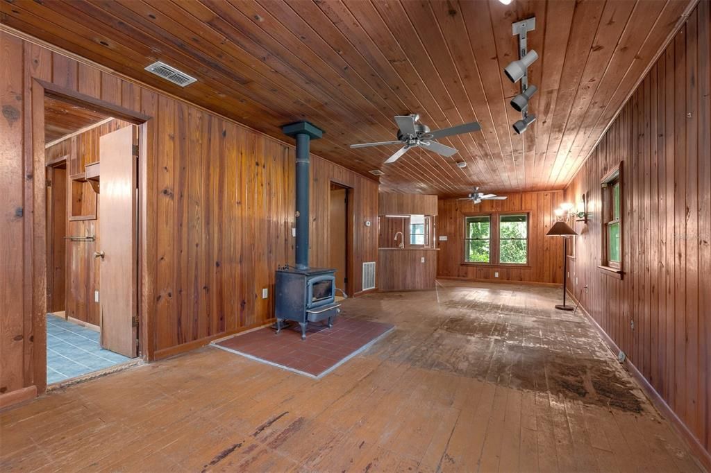 Active With Contract: $510,000 (2 beds, 1 baths, 1008 Square Feet)