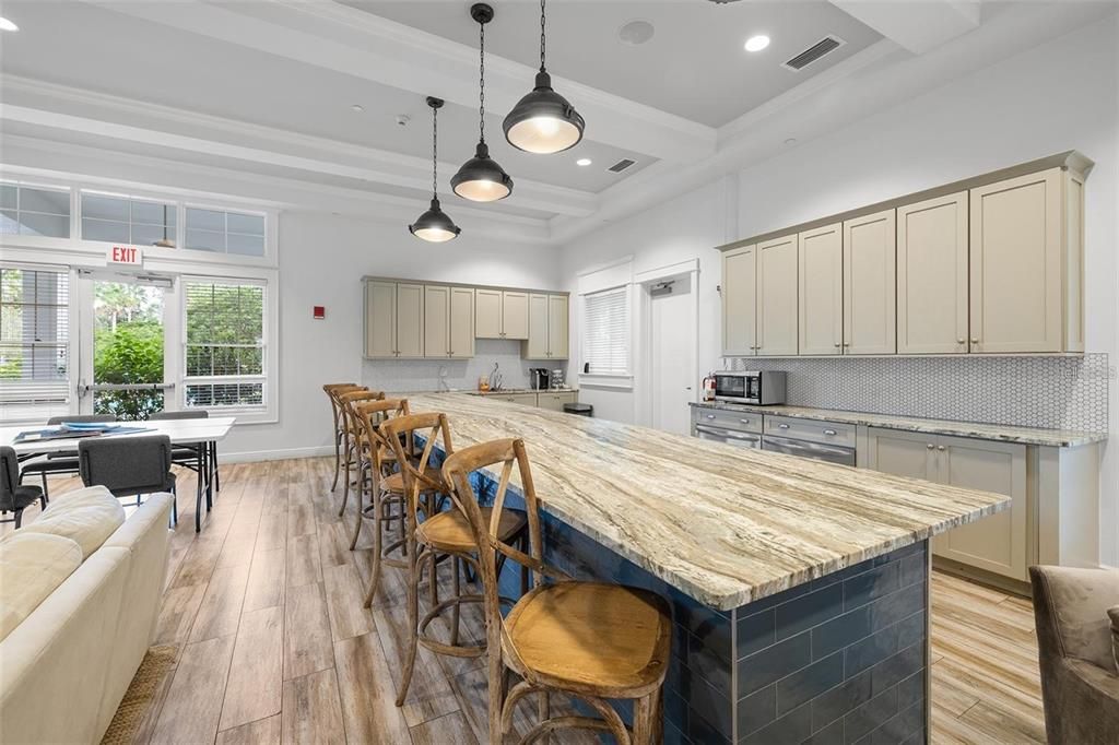 合同活跃: $650,000 (4 贝兹, 3 浴室, 2918 平方英尺)