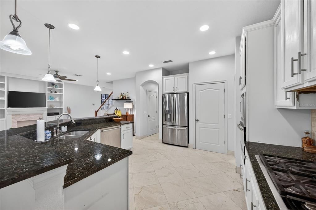 合同活跃: $650,000 (4 贝兹, 3 浴室, 2918 平方英尺)