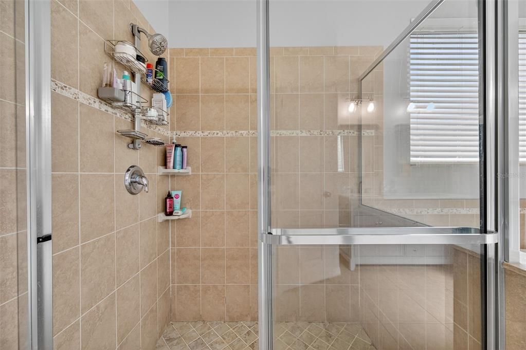 合同活跃: $650,000 (4 贝兹, 3 浴室, 2918 平方英尺)