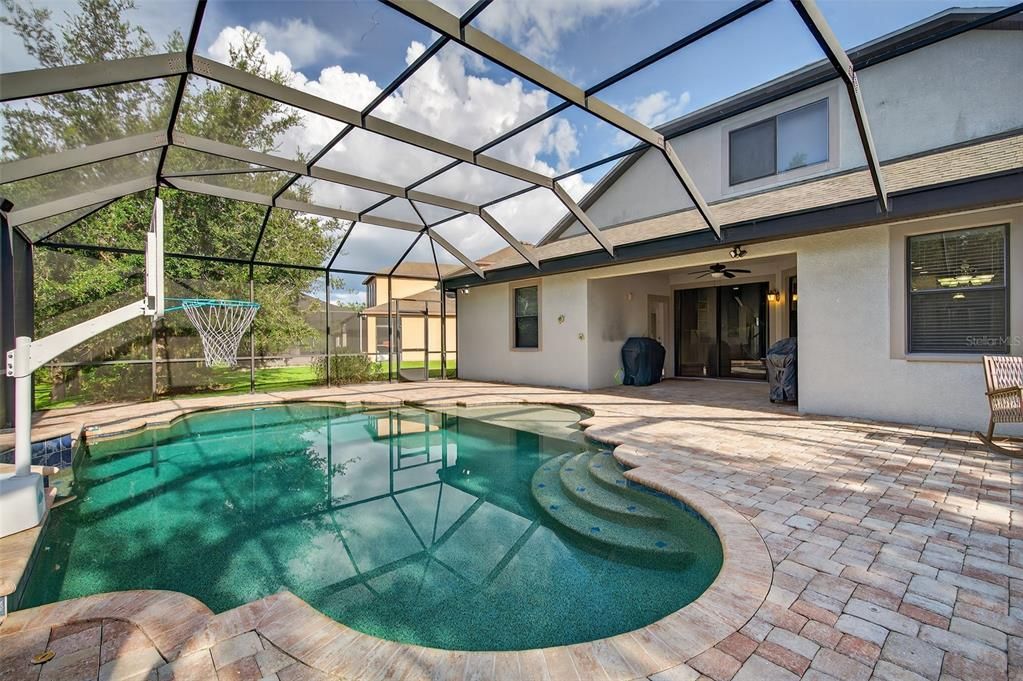 合同活跃: $650,000 (4 贝兹, 3 浴室, 2918 平方英尺)