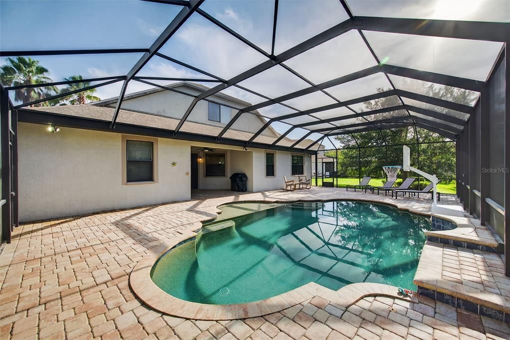 合同活跃: $650,000 (4 贝兹, 3 浴室, 2918 平方英尺)