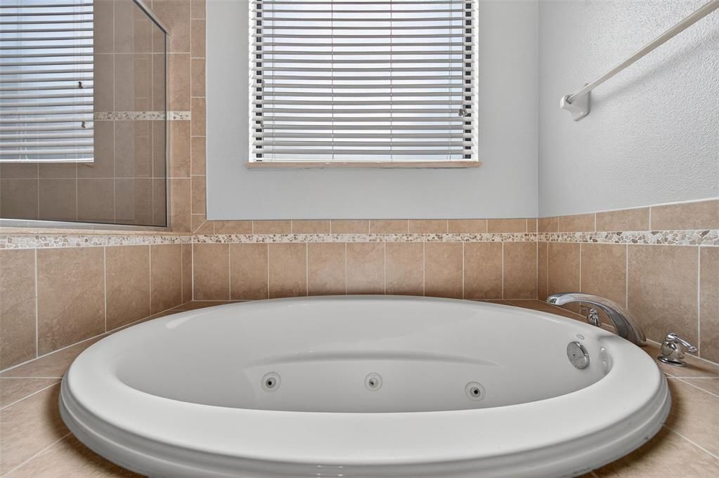 合同活跃: $650,000 (4 贝兹, 3 浴室, 2918 平方英尺)