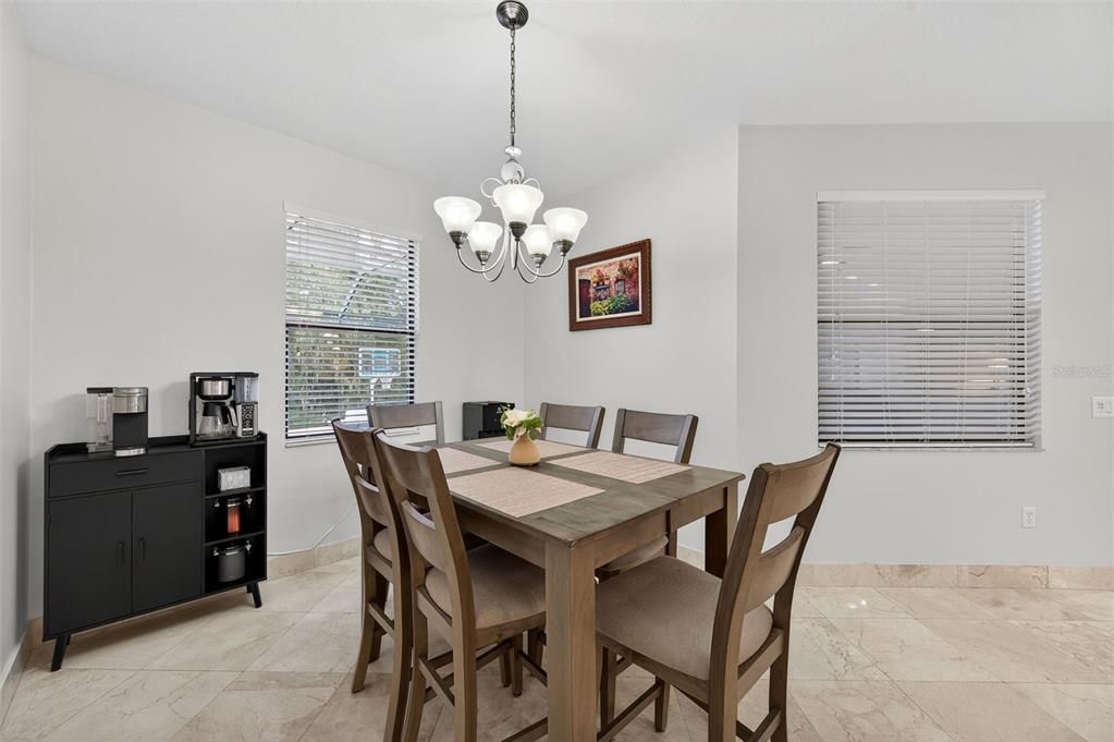 合同活跃: $650,000 (4 贝兹, 3 浴室, 2918 平方英尺)