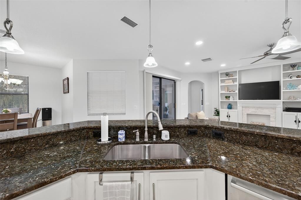 合同活跃: $650,000 (4 贝兹, 3 浴室, 2918 平方英尺)