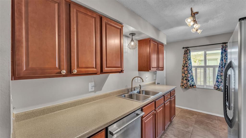 Active With Contract: $269,000 (3 beds, 2 baths, 1142 Square Feet)