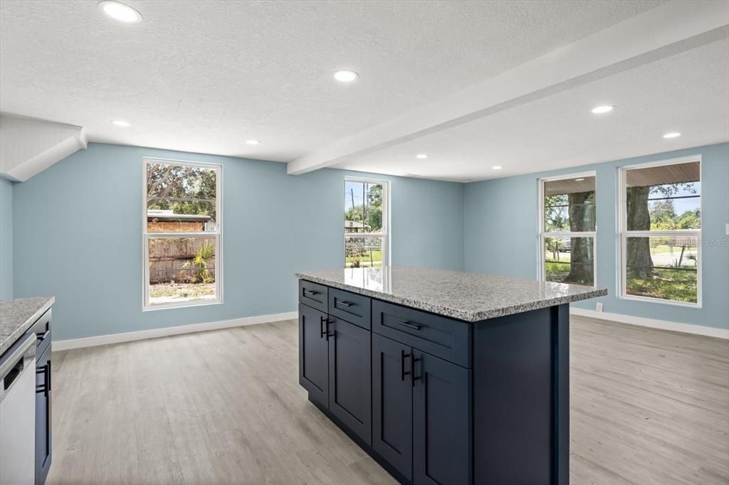 待售: $238,000 (4 贝兹, 2 浴室, 1404 平方英尺)