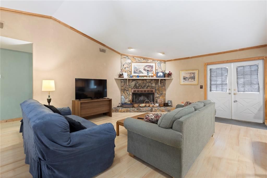 For Sale: $550,000 (3 beds, 2 baths, 2357 Square Feet)