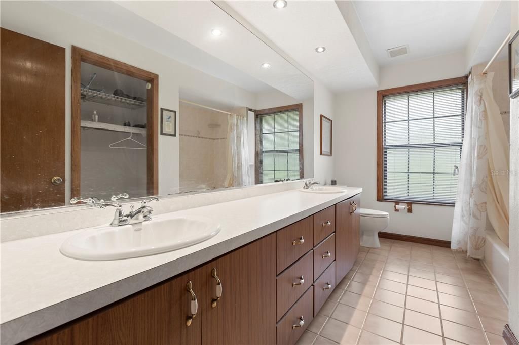 For Sale: $550,000 (3 beds, 2 baths, 2357 Square Feet)