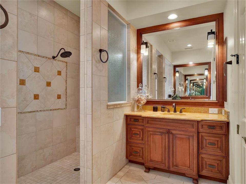 待售: $1,610,000 (7 贝兹, 6 浴室, 5917 平方英尺)