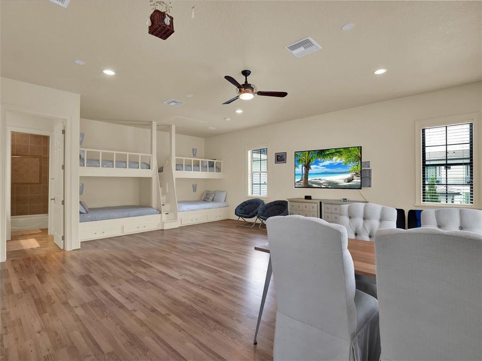 待售: $1,610,000 (7 贝兹, 6 浴室, 5917 平方英尺)