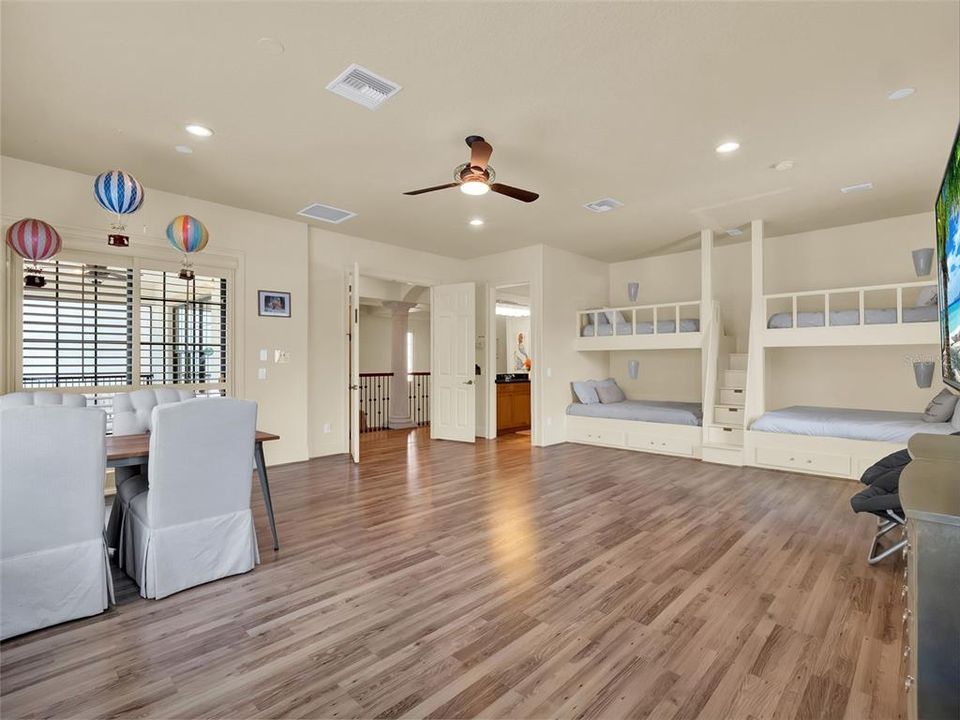 待售: $1,610,000 (7 贝兹, 6 浴室, 5917 平方英尺)