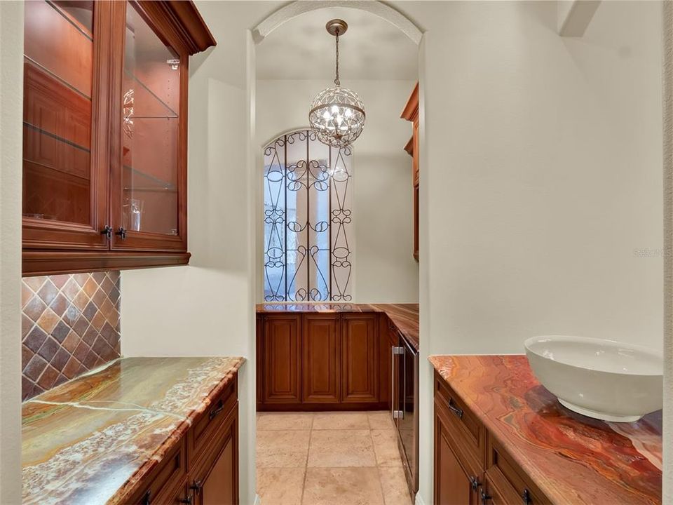 待售: $1,610,000 (7 贝兹, 6 浴室, 5917 平方英尺)