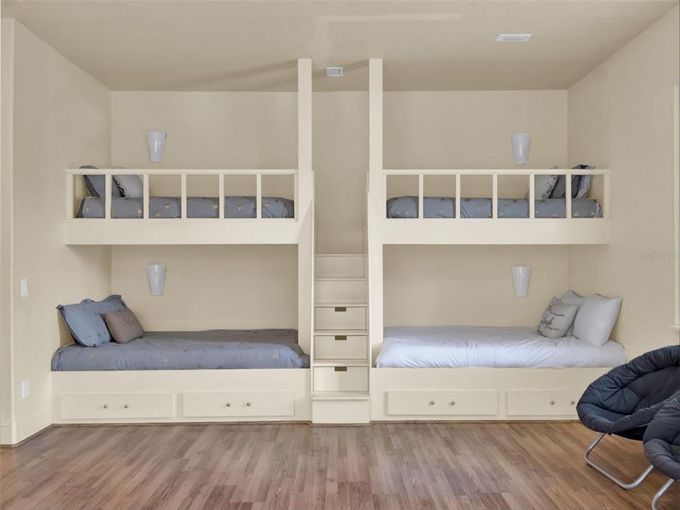 待售: $1,610,000 (7 贝兹, 6 浴室, 5917 平方英尺)