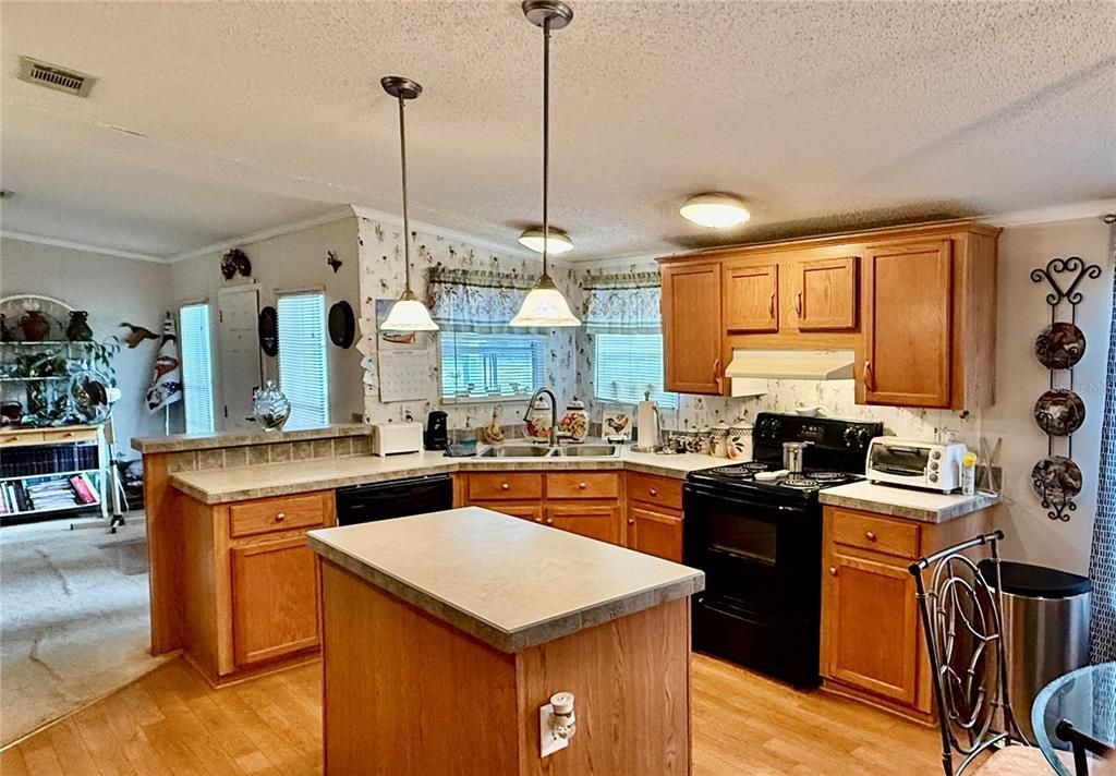 For Sale: $199,900 (3 beds, 2 baths, 1610 Square Feet)