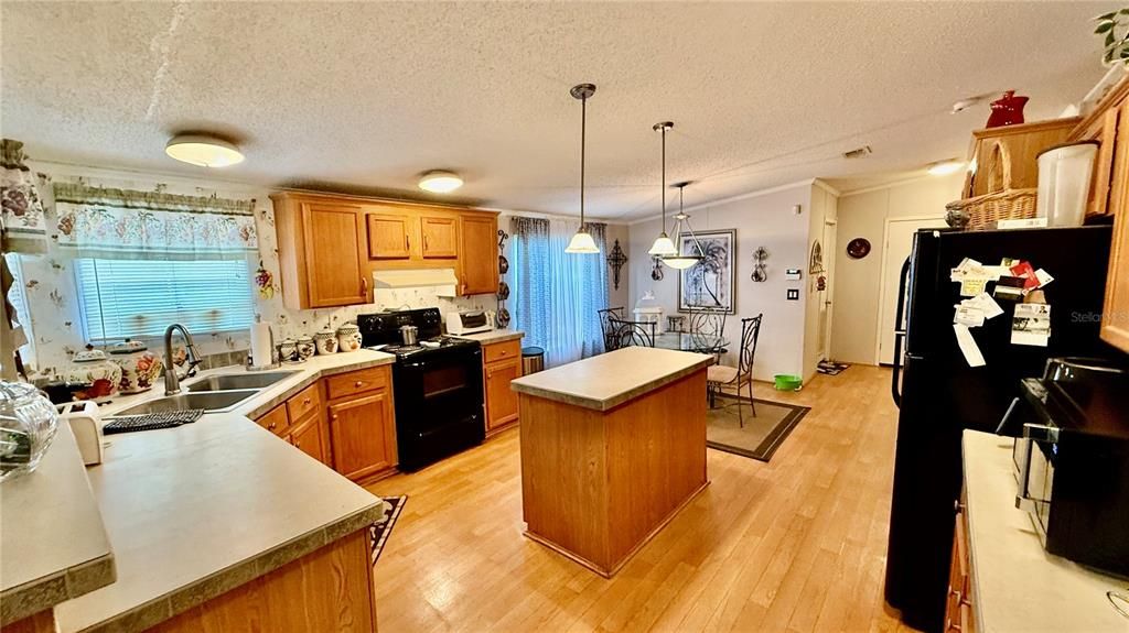 For Sale: $199,900 (3 beds, 2 baths, 1610 Square Feet)